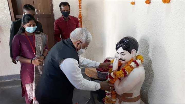 अमर शहीद चन्द्रशेखर आजाद की जन्म-स्थली पहुँचकर राज्यपाल श्री मंगु भाई पटेल ने श्रृद्धा-सुमन अर्पित किये